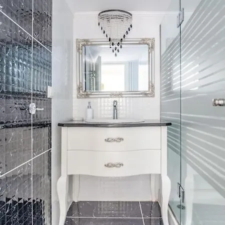 Classy Vintage Apt Near Centre Apartament