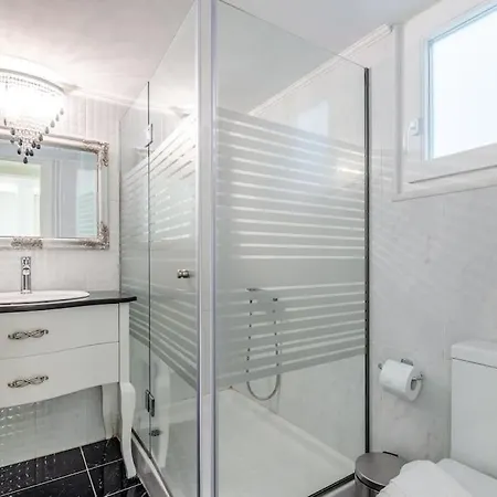 Classy Vintage Apt Near Centre